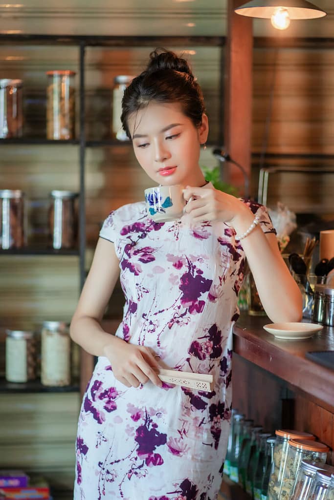 woman drinking tea and getting tea benefits