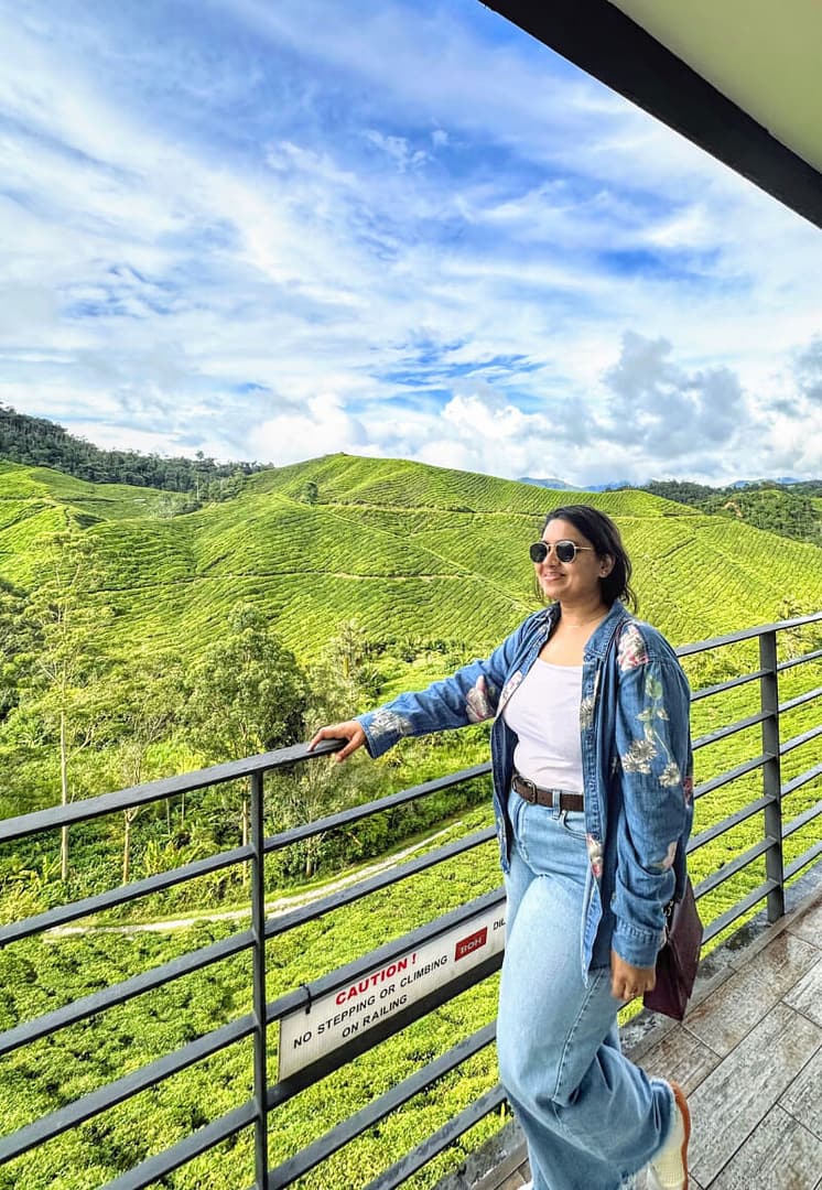 author in front of cameron highlands tea plantations